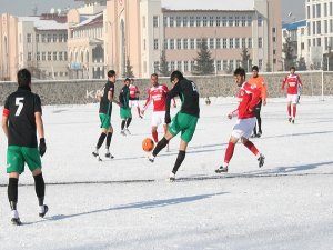 Buz üstündeki dansı ev sahibi kaybetti.