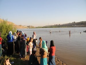 Dicle Nehri'ne giren 2 çocuktan 1'i akıntıda kayboldu