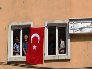 HDP yöneticileri il binasına Türk bayrağı astı