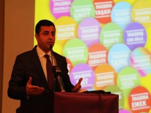 Demirtaş: YPG Fırat'ı geçecek sen de mal mal bakacaksın