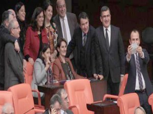 HDP Meclis'te MHP’nin yerini kaptı!