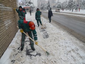 Büyükşehir’in karla mücadelesi sürüyor