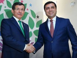 Demirtaş'tan Davutoğlu'na teklif: Canlı yayına çıkalım; sen başkanlığı anlat ben de özyönetimi