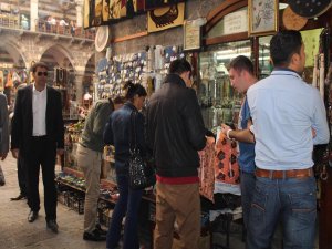 Diyarbakır'a gelen turistler esnafın yüzünü güldürüyor