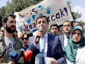 Demirtaş: Senin evladın tabutta, onunki kumar masasında