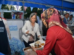 Eş Başkanlar iftar çadırında yemek dağıttı