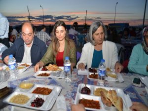 Eş Başkanlar iftar çadırlarında oruçlarını açtı