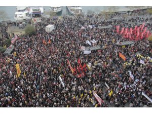 Kadıköy'de onbinlerden 'Asimilasyon gömleğini' giymeyeceğiz mesajı