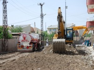 İdil’de hendek ve patlayıcılara karşı yollar asfaltlanıyor