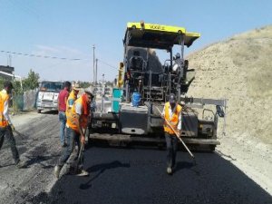 Dicle’nin mahalle yollarında sıcak asfalt çalışması