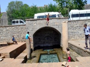 Çocuklar tehlikeye davetiye çıkarıyor