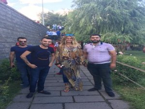 Tuba Özay Diyarbakır’da tarihi mekanları gezdi