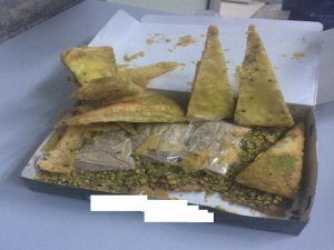 Baklavanın içinden eroin çıktı