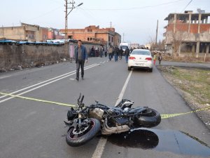 Motosiklet kamyona çarptı: 1 ölü