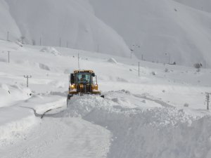 Hakkari’de 8 köy ve 27 mezra yolu ulaşıma kapandı