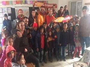 Çermikli öğrencilere Ultraslan Taraftar Grubu'ndan kırtasiye ve giyecek yardımı