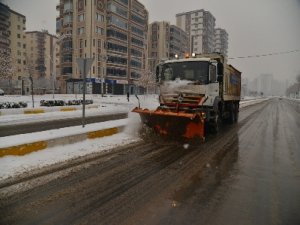 Büyükşehir Belediyesi'nin karla mücadelesi sürüyor