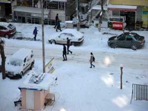 Vatandaşlar, buzlanan kaldırımlar yerine yollarda yürüdü