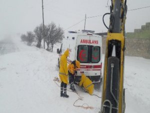 Hastaları kurtarmaya giden ambulanslar yolda kaldı