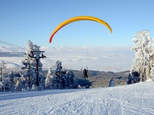 Sıfırın altında 25 derecede yamaç paraşütü keyfi