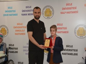 "Kelebek çocuklar"dan doktorlarına teşekkür plaketi