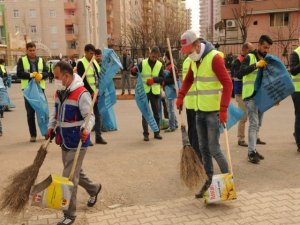 Gecekondu bölgesinde mıntıka temizliği