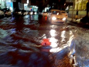 Nisan yağmurları su baskınlarına yol açtı