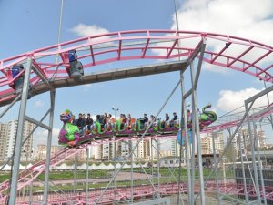 Çocuklar Lunaparkta gönüllerince eğlendi