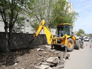 Hastaneler Bölgesinde kaldırımlar yenileniyor