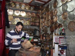 Bakır levhaları tabloya dönüştürüyor