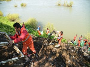 Dicle Nehri yatağı atıklardan temizlendi