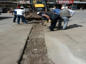 Kayapınar’da asfalt yama ve kaldırım onarım çalışmaları sürüyor