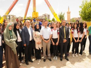 Kayapınar gençliği lunaparkta eğlendi