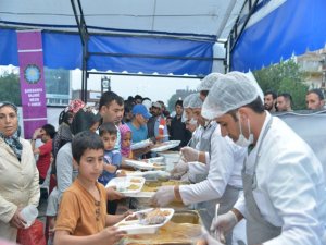 Büyükşehir’in iftar çadırları vatandaşlardan yoğun ilgi görüyor