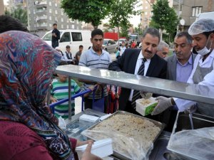 Siirtliler Diyarbakır’da bin 500 kişilik iftar çadırı açtı