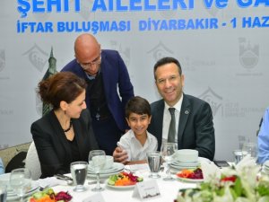 Vali Aksoy şehit yakınları ile iftarda buluştu