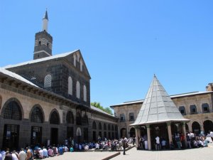 Ramazan ayının ilk cumasında camiler doldu taştı