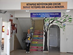 Gün parasıyla köy okulu kütüphaneye kavuştu