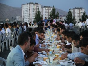 İmam hatip lisesi öğrencileri ile velilerine iftar