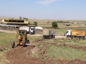 Belediyesi bir mahallenin daha yolunu yaptı