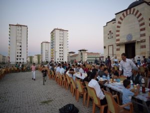 İftar yemeği halktan, şerbetler belediyeden