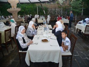 Büyükşehir Belediyesi yaşlıları iftarda bir araya getirdi