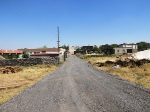 Bağlar Belediyesi bir mahallenin daha yolunu yaptı