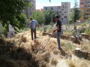 Bayram öncesi mezarlık temizliği