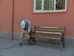 Okulların bahçesine oturma bankları yerleştiriliyor