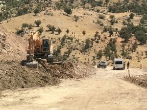 Yola tuzaklanan bombayı işçiler fark etti