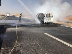 Hareket halindeki araç, alev topuna dönüştü