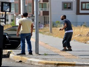 Kafasına dayadığı silahla iknaya gelen annesini kovaladı