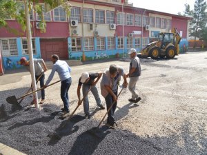 2 okulun bahçesi asfaltladı