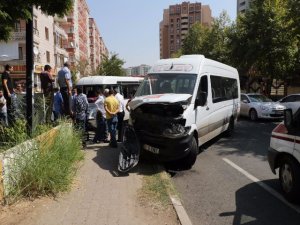 Öğrenci servisiyle minibüs çarpıştı: 3'ü öğrenci 7 yaralı